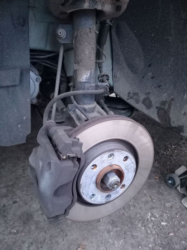 Disk kočnica, na prednjem točku automobila 